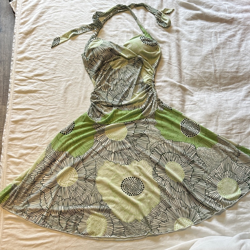Chic Backless Floral Dress in Green and Cream